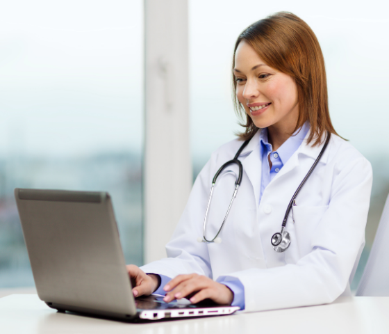 Médico planificando su consulta